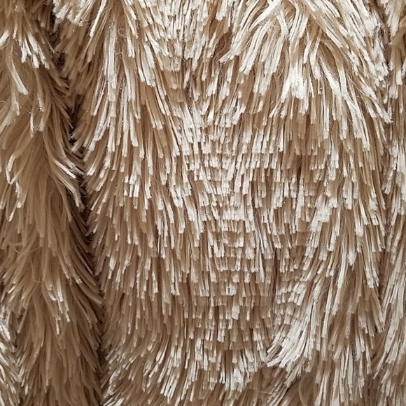 Fabulous faux fur coat.Cozy!Neutral color - Picture 4 of 6